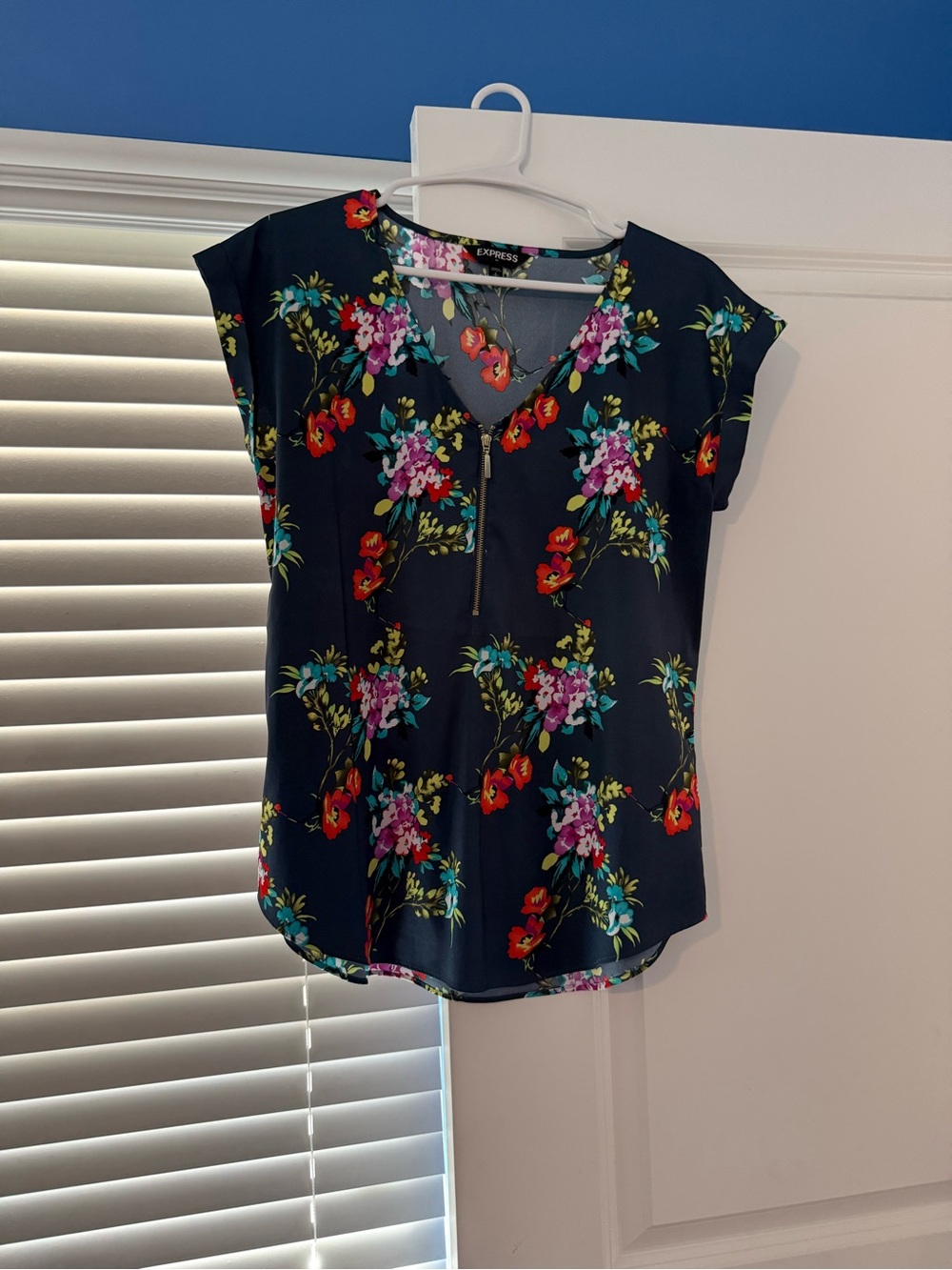 Express Small Gray/Blue Floral Zip-Front Cap Sleeve Top